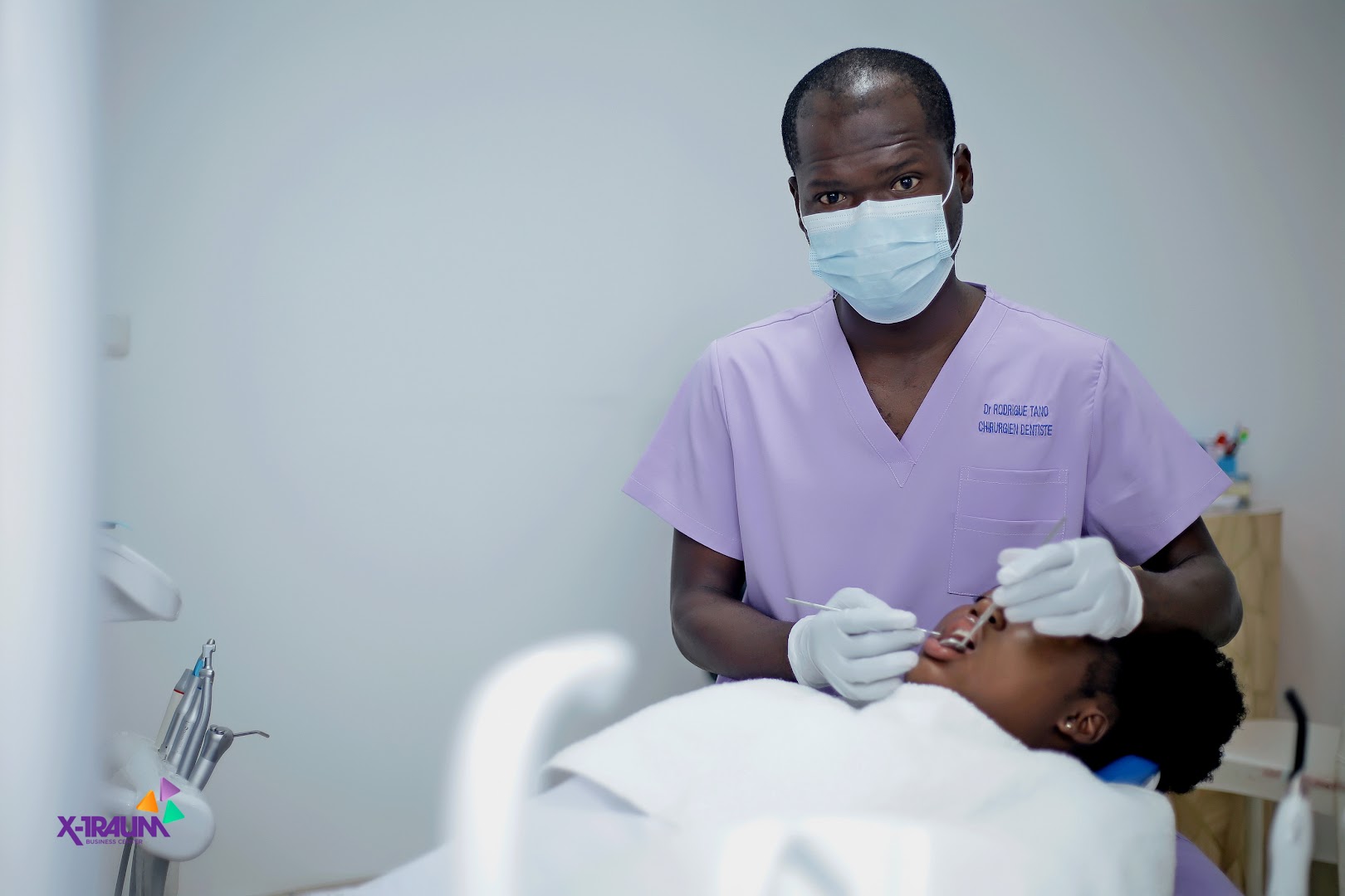 Dr Tano pendant un soin au cabinet