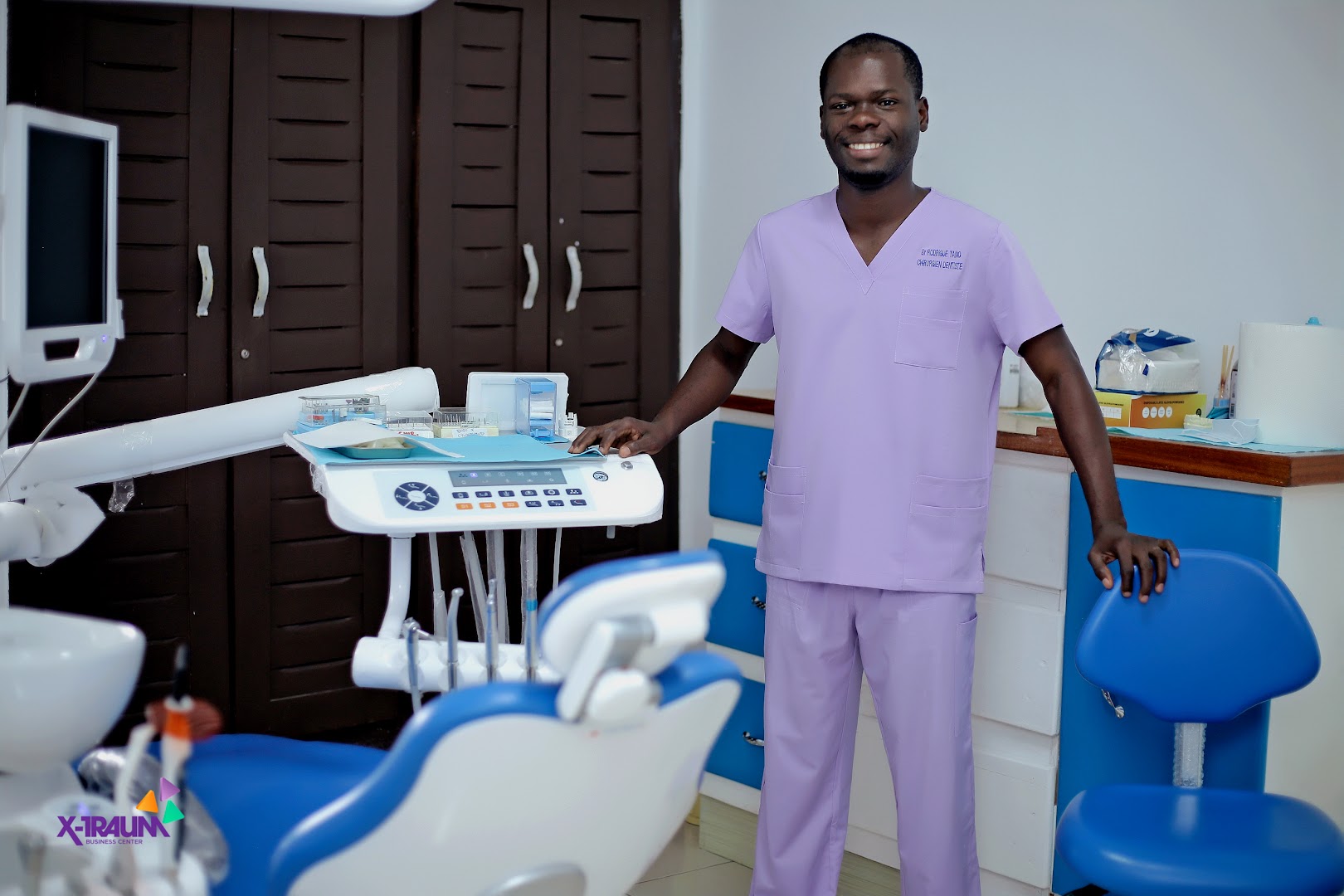 Dr Tano dans son cabinet