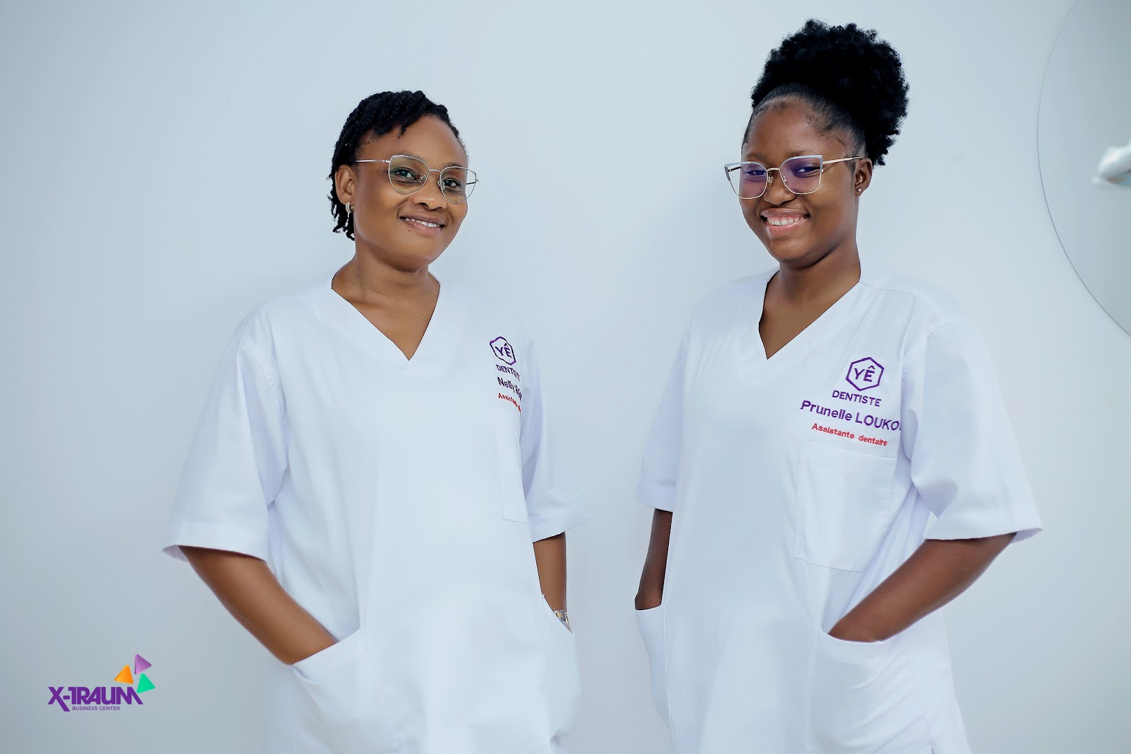 Les deux assistantes dentaires, Nelly et Prunelle
