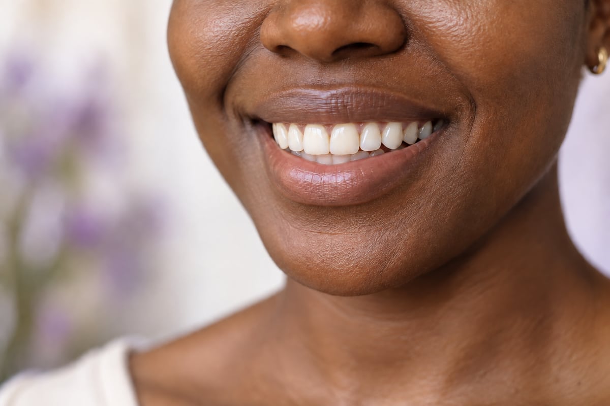 Sourire naturel — image d’illustration créée pour le site